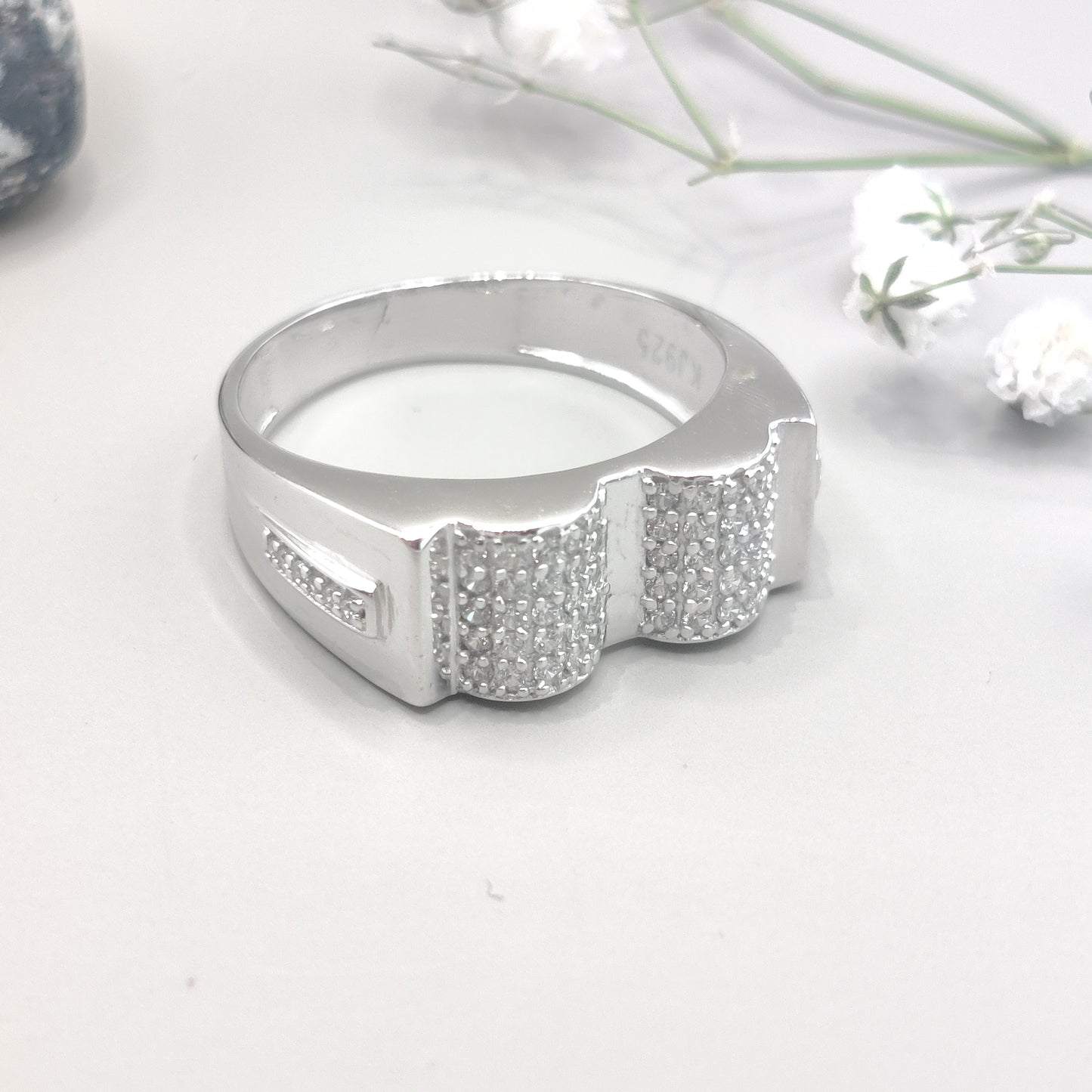 Elegant V-Shaped Circular Design Silver Ring