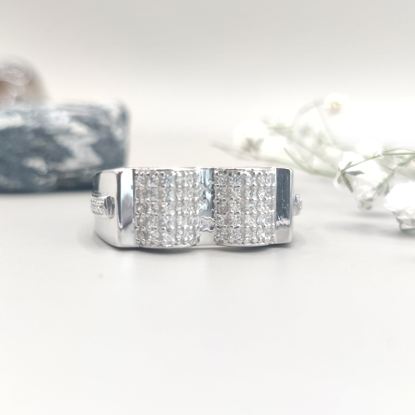 Elegant V-Shaped Circular Design Silver Ring