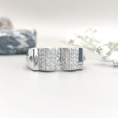 Elegant V-Shaped Circular Design Silver Ring