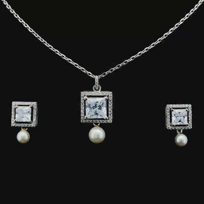 Pearl Play Affair Necklace Set