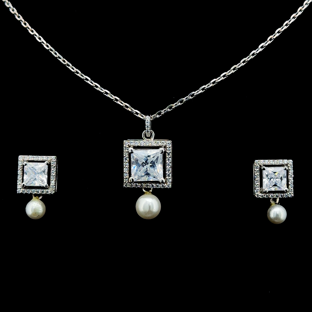 Pearl Play Affair Necklace Set